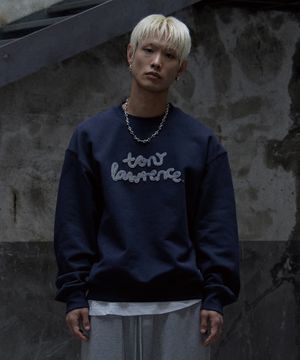 로고  부클 자수 맨투맨 네이비