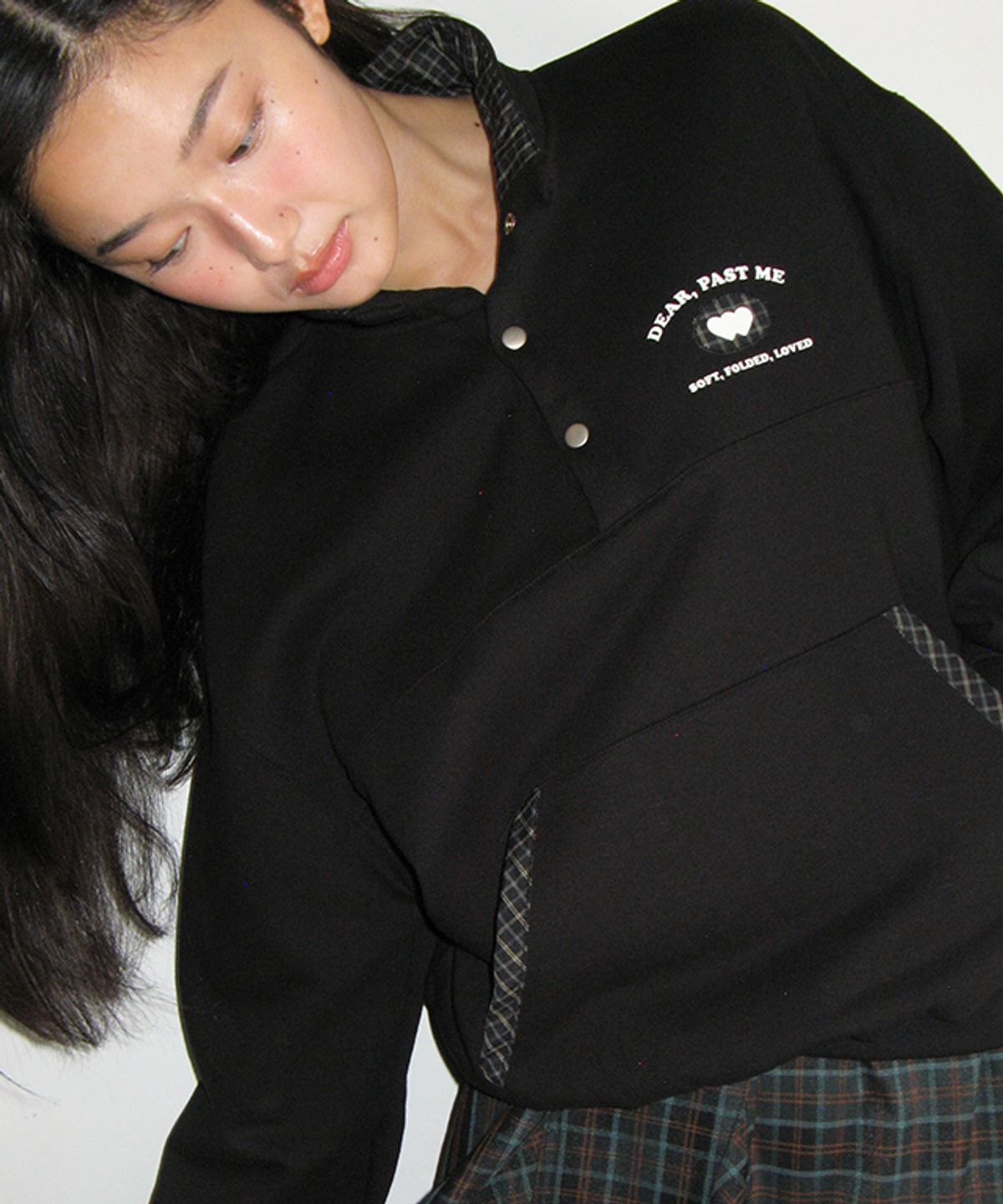 론론(RONRON) CHECK DETAIL HALF SNAP SWEAT ANORAK BLACK