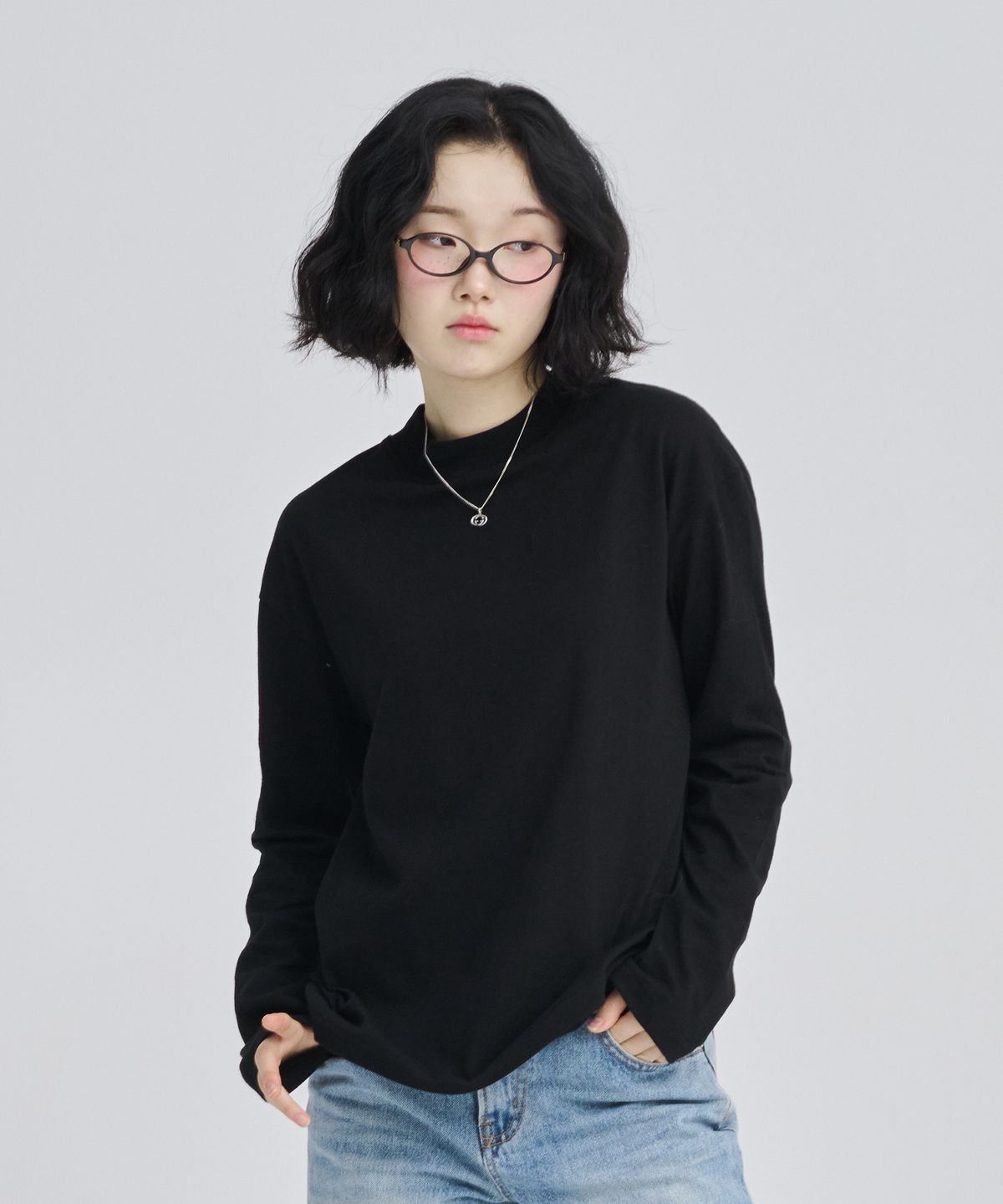 어썸스튜디오(AWESOME STUDIO) 모크넥 보이 크롭핏 긴팔 티셔츠 블랙