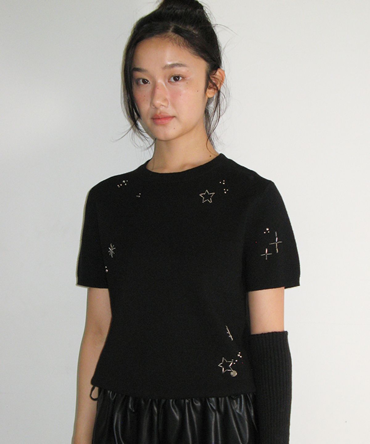 론론(RONRON) STARRY BEADS SHORT SLEEVE KNIT BLACK