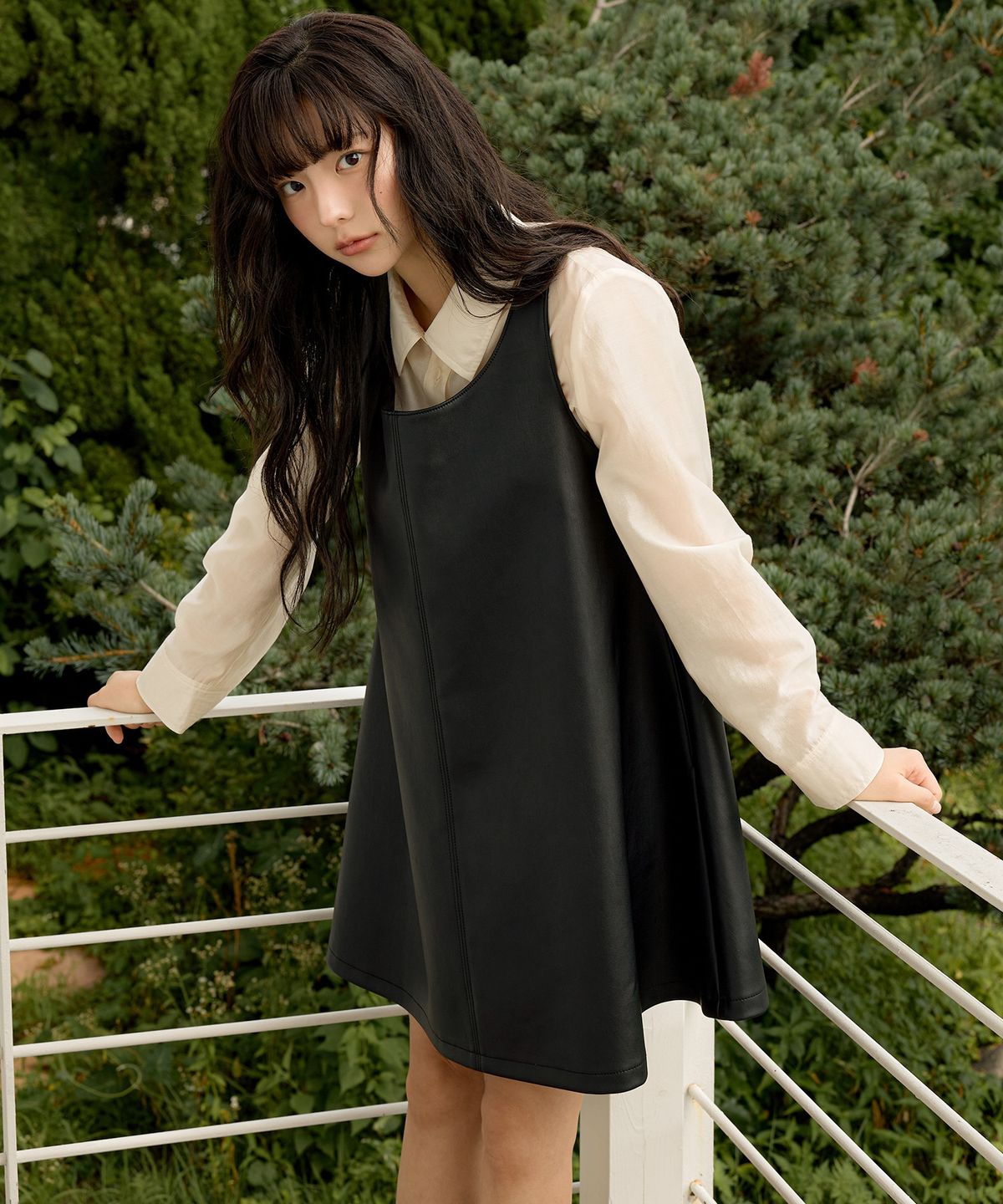 올리브 데 올리브(OLIVE DES OLIVE) 페이크레더 / 스웨이드 슬리브리스 원피스 OE5AO8560