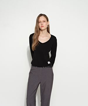 에센셜 브이넥 긴소매 티셔츠 블랙