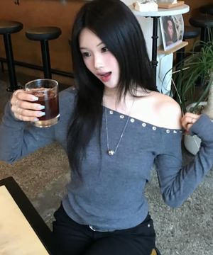스터드 오프숄더 긴팔 니트 차콜