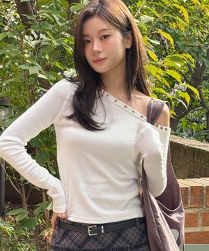 스터드 오프숄더 긴팔 니트 화이트