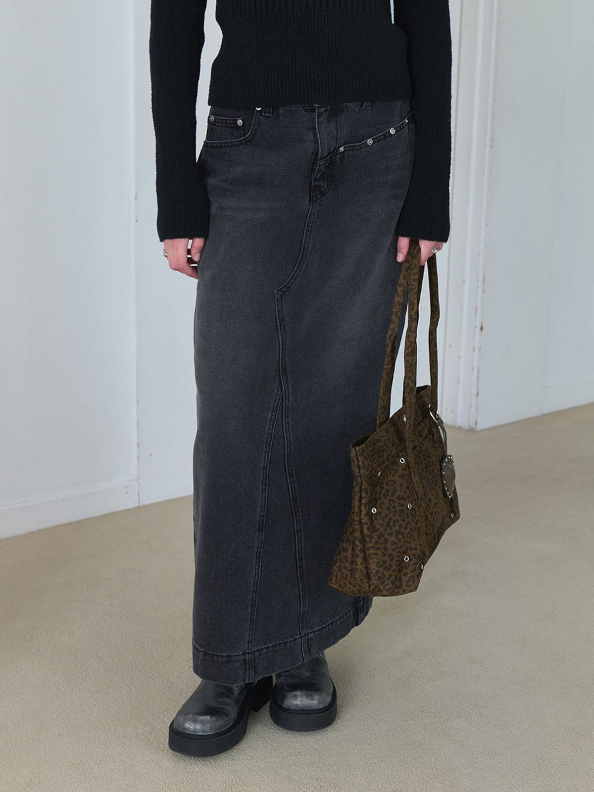 레이브(RAIVE) Rivet detail Long Denim Skirt in Black VJ5AS377-10