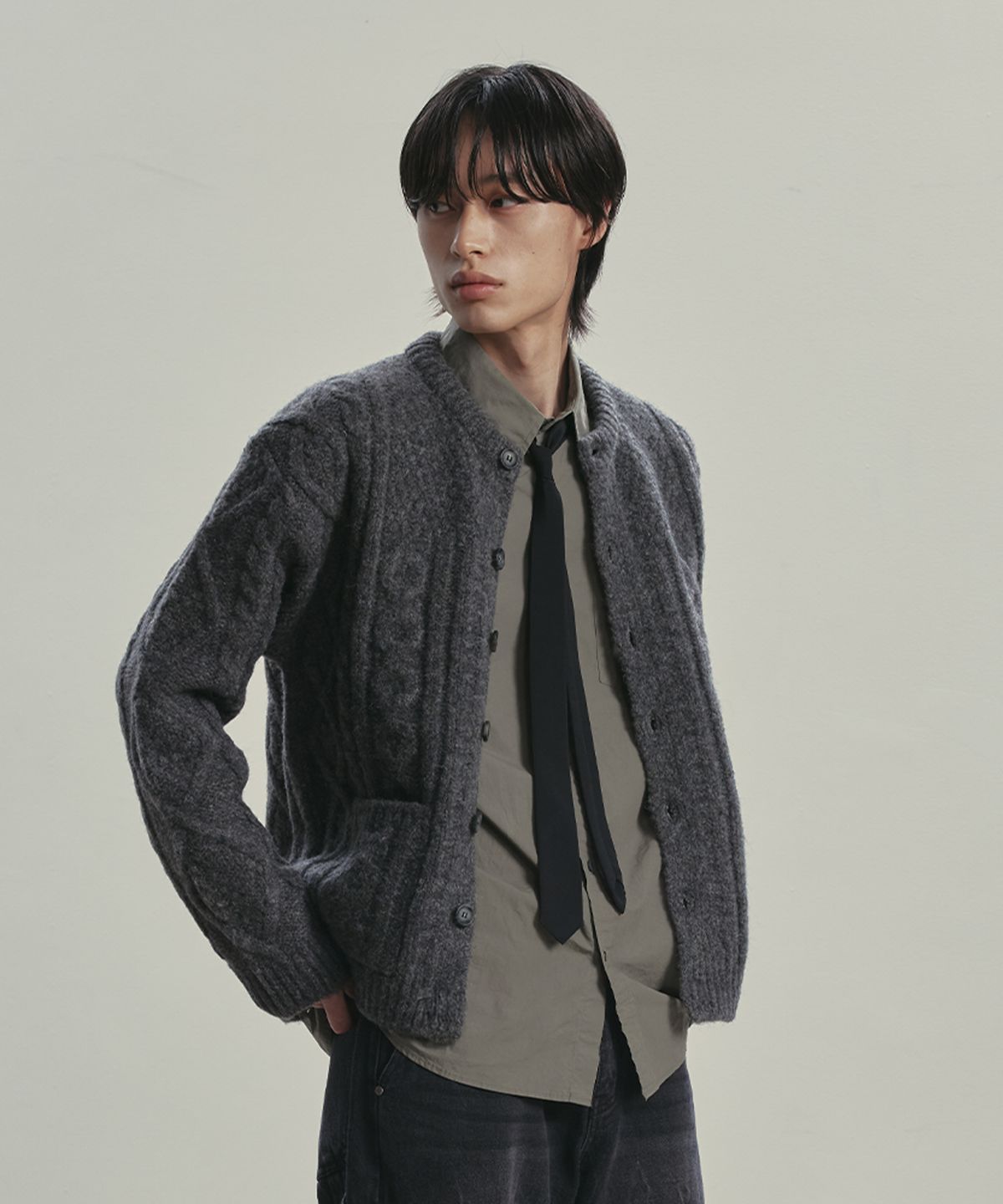 니티드(KNITTED) (UNISEX)볼드 케이블 라운드 니트 가디건 CHARCOAL