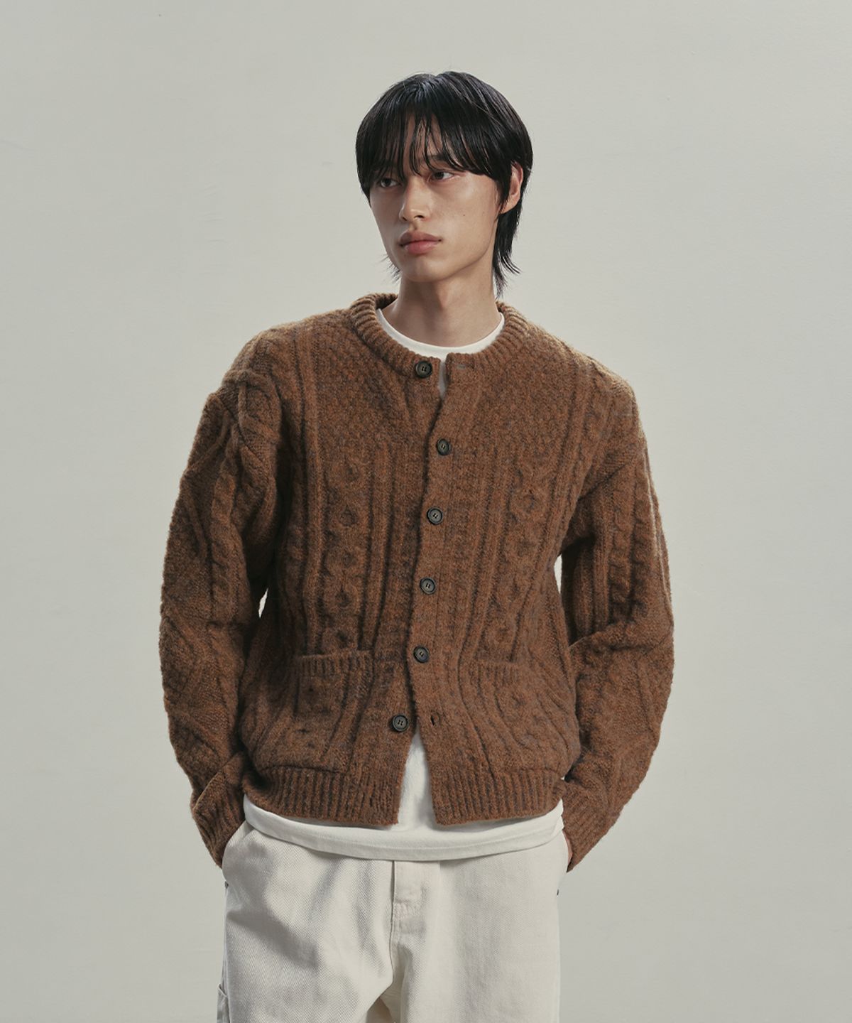 니티드(KNITTED) (UNISEX)볼드 케이블 라운드 니트 가디건 CAMEL