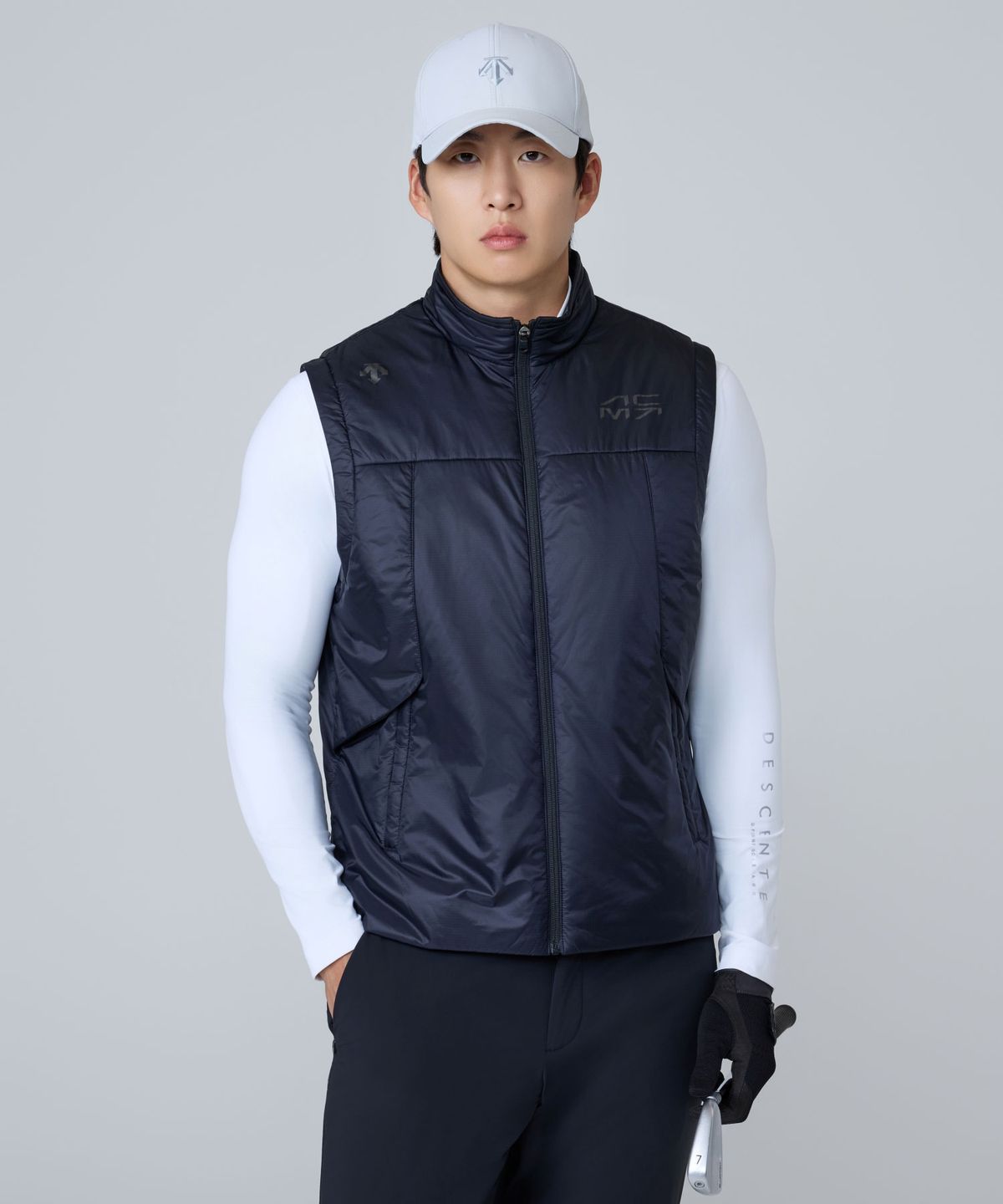 데상트 골프(DESCENTE GOLF) 아크먼트(ACMT) 남성 경량 패딩 베스트  DQ42MFDVO1