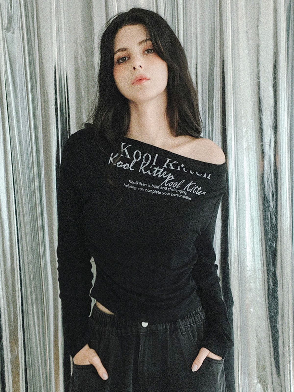 쿨키튼(KOOLKITTEN) Off-Shoulder Kitten T-Shirt