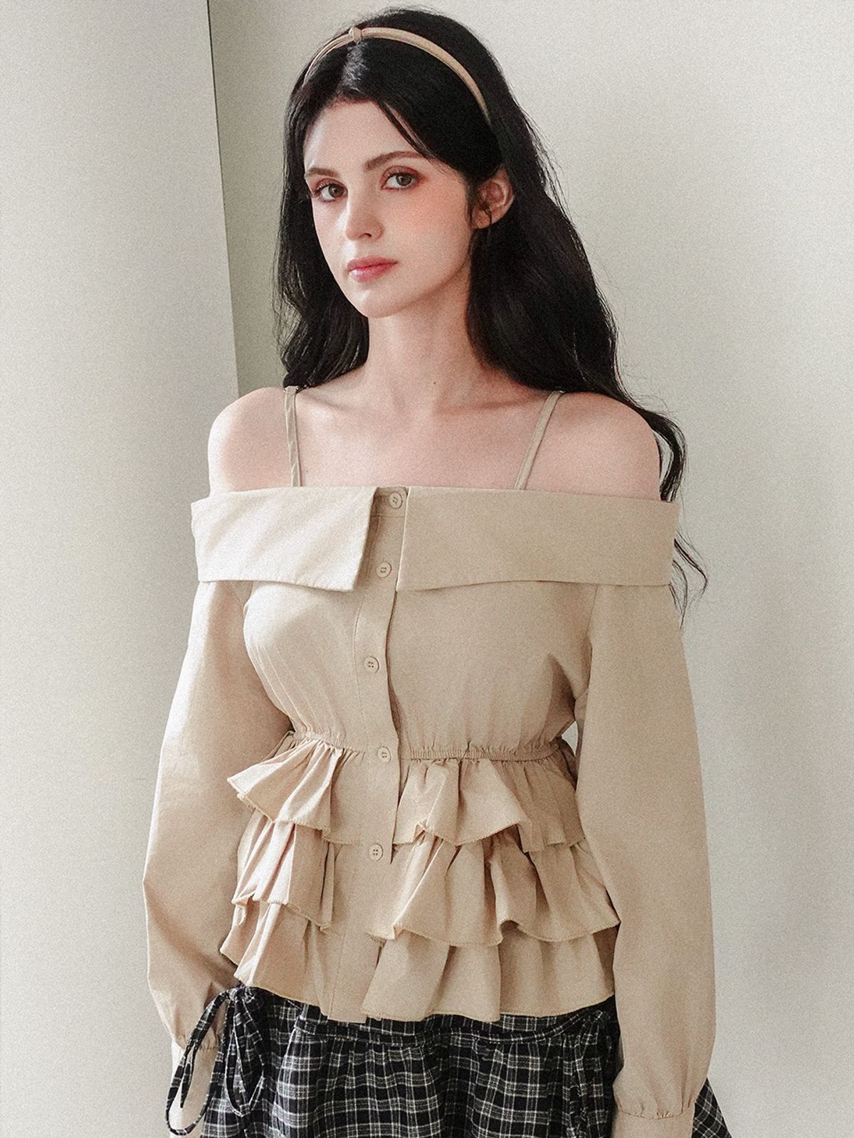 쿨키튼(KOOLKITTEN) Ruffled Off-Shoulder Blouse