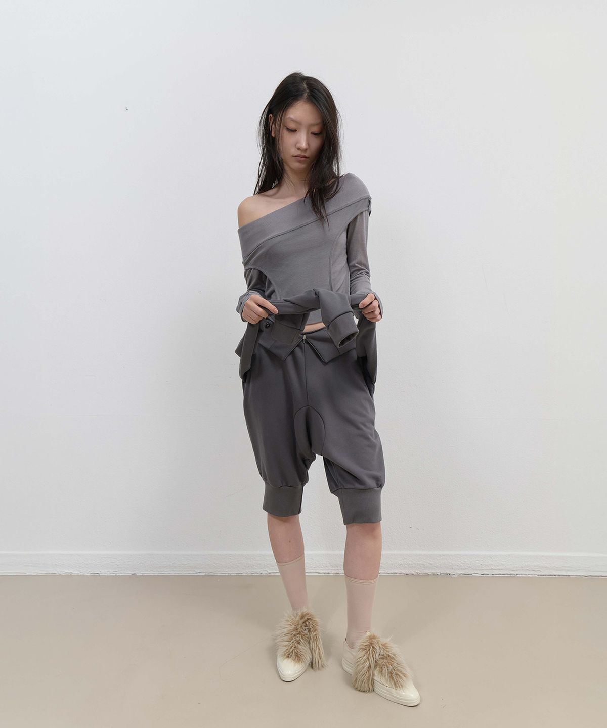 오호스(OJOS) Sleeve Pumpkin Pants / Charcoal