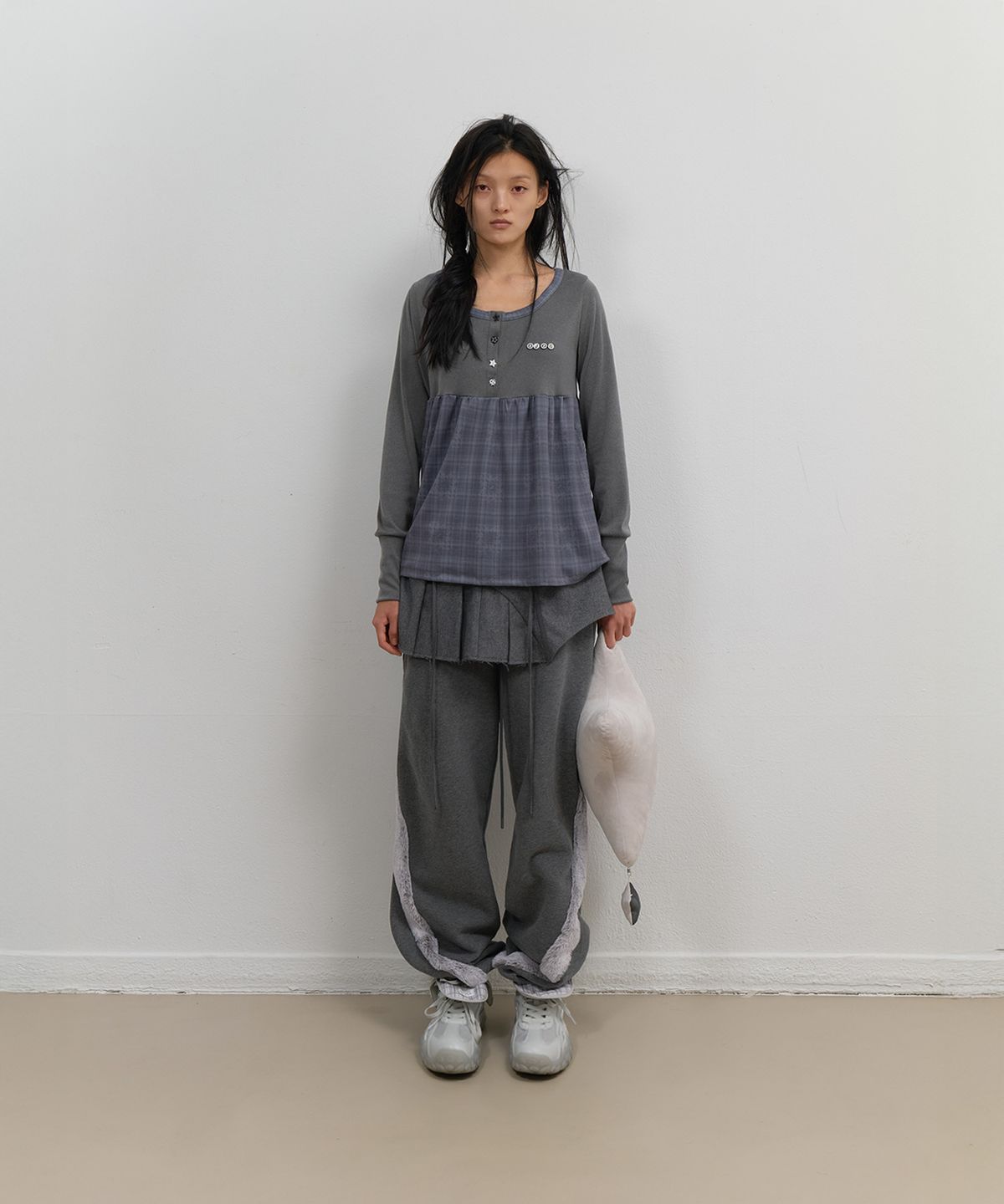 오호스(OJOS) Side Fur Trim Sweatpants / Charcoal