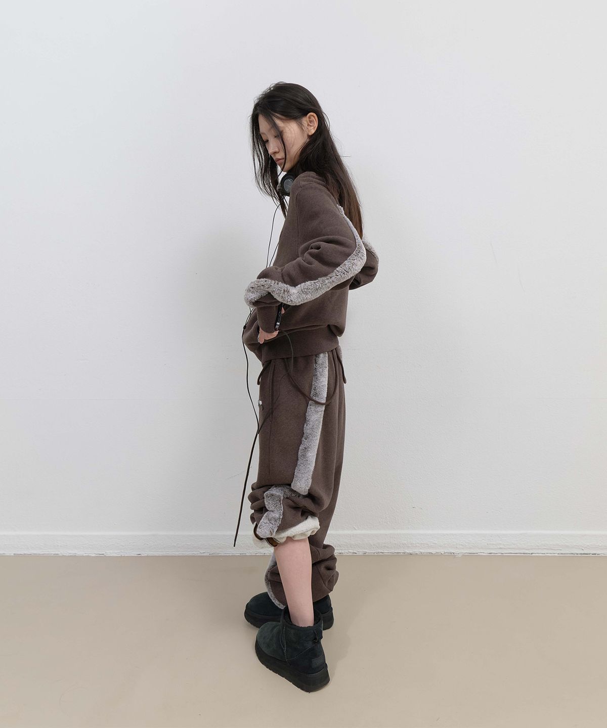 오호스(OJOS) Side Fur Trim Sweatpants / Stone Brown