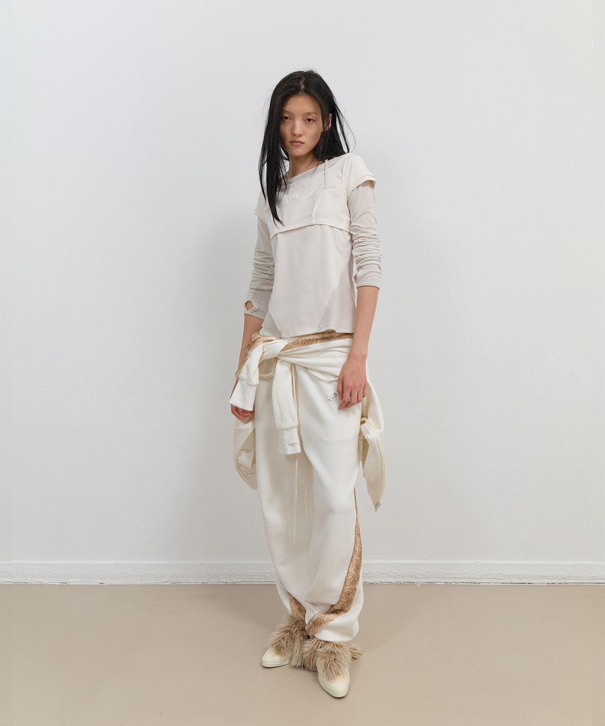 오호스(OJOS) Side Fur Trim Sweatpants / Ivory