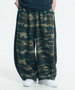포인트 카모 핀턱 스웻팬츠