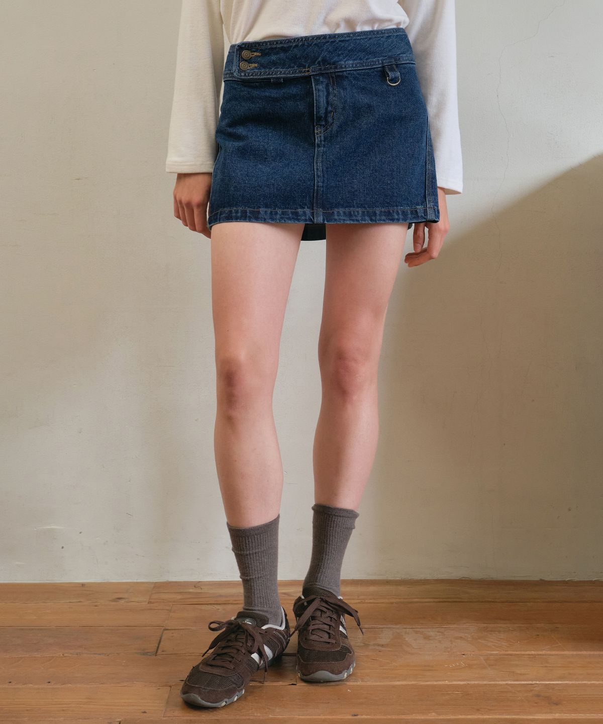 아우어노스텔지아(OURNOSTALGIA) Nova curve mini denim skirt_Dark blue(O25-SK09)