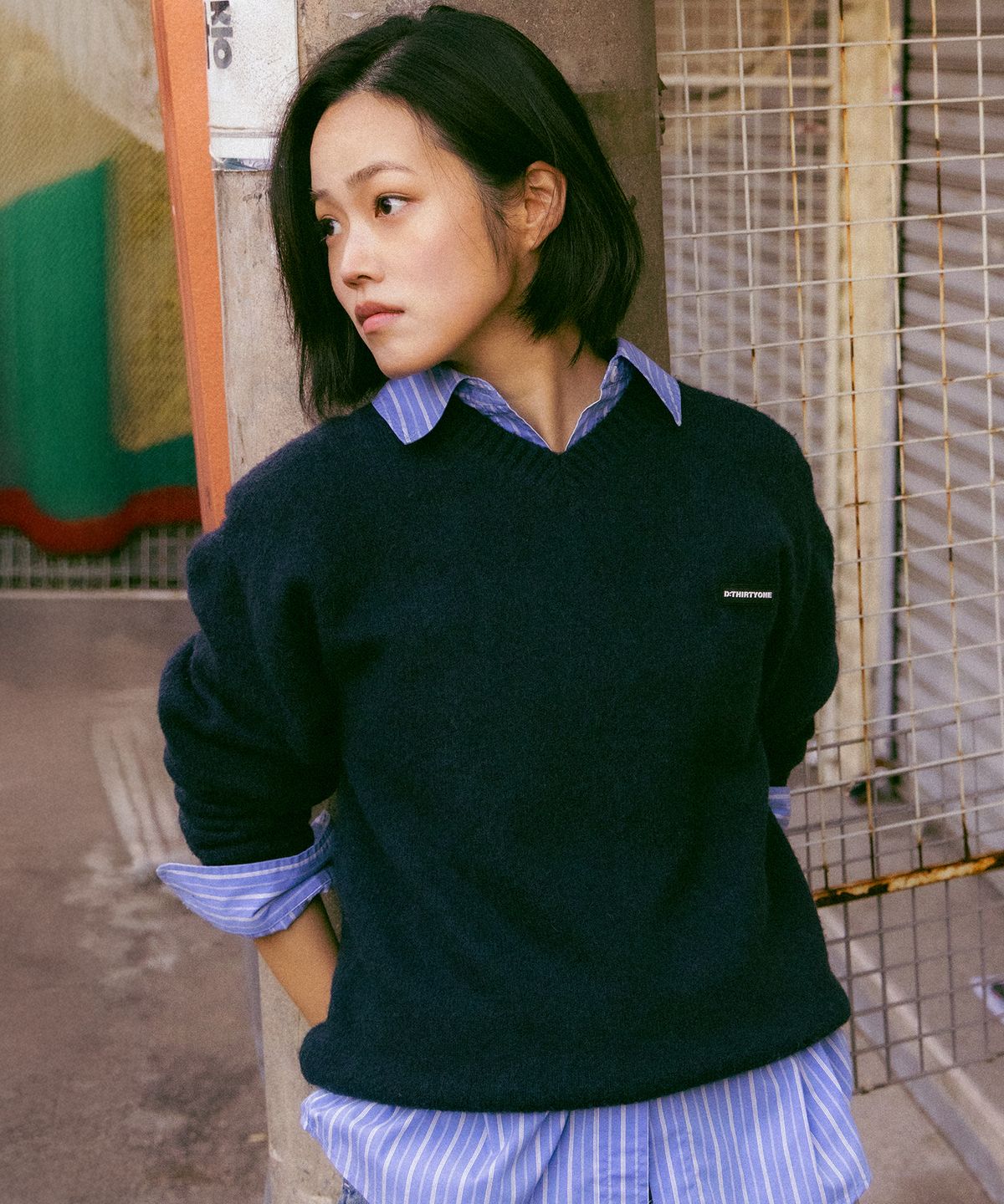 디써티원(DTHIRTYONE) V-Neck Solid Sweater (NAVY)