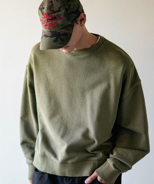 에즈 크롭 피그먼트 맨투맨 더스티카키 KJMT6899