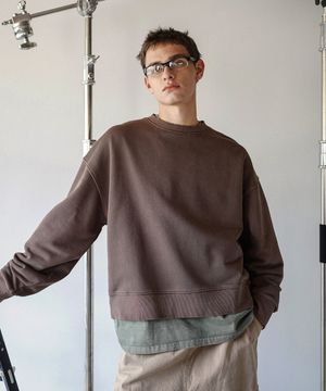 에즈 크롭 피그먼트 맨투맨 머드브라운 KJMT6899