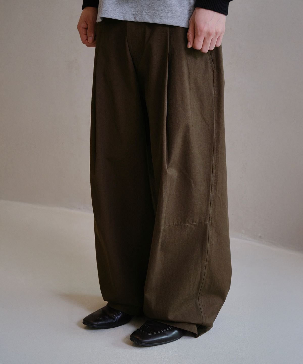 다이브인(DIVEIN) VERN ONE TUCK CHINO PANTS V2 (BROWN)