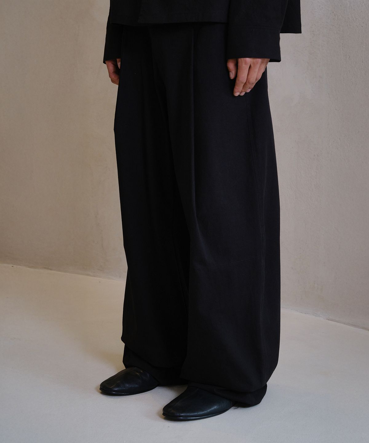 다이브인(DIVEIN) VERN ONE TUCK CHINO PANTS V2 (BLACK)