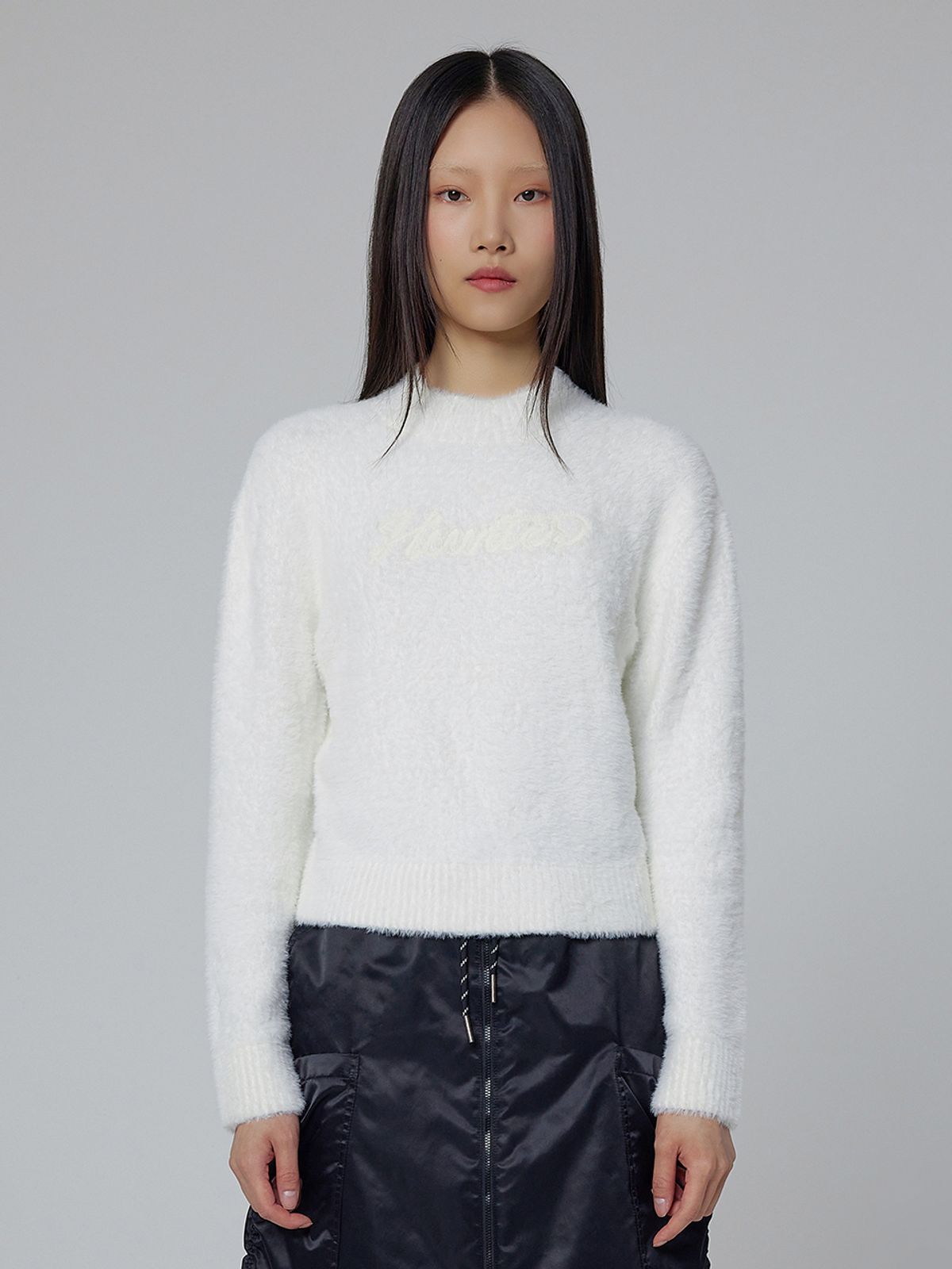 헌터(HUNTER) [WOMEN] 소프트 로고 자수 스웨터 - 아이보리 HDW0002AKZIVO