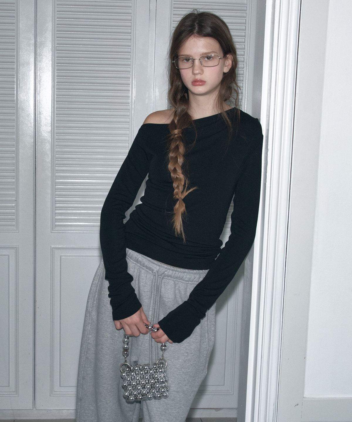 쏘이르(SO IR) SPAN OFF SHOULDER T-SHIRT - BLACK