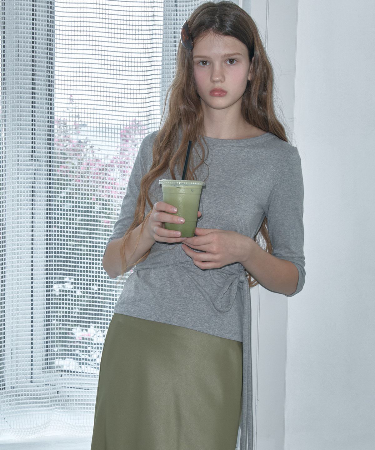 쏘이르(SO IR) STRAP POINT BOAT NECK T-SHIRT - GRAY