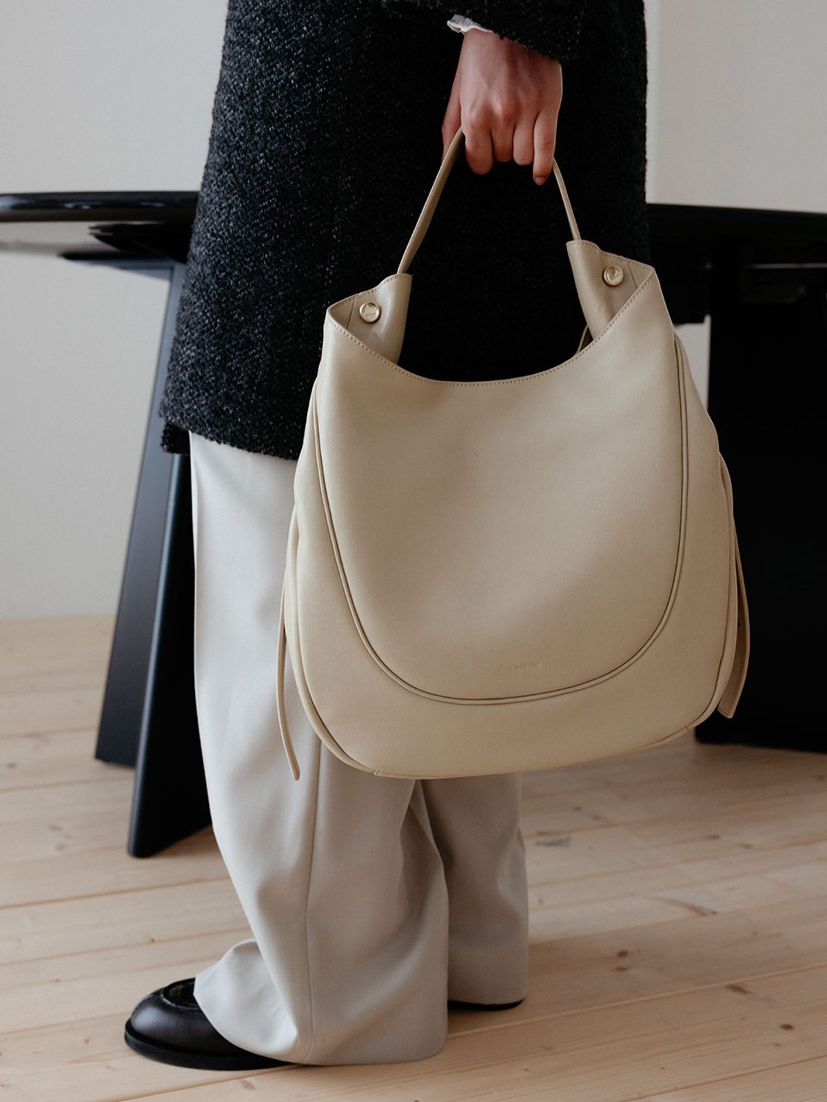 루에브르(LOEUVRE) Clos Hobo Large FA5AD351-M1