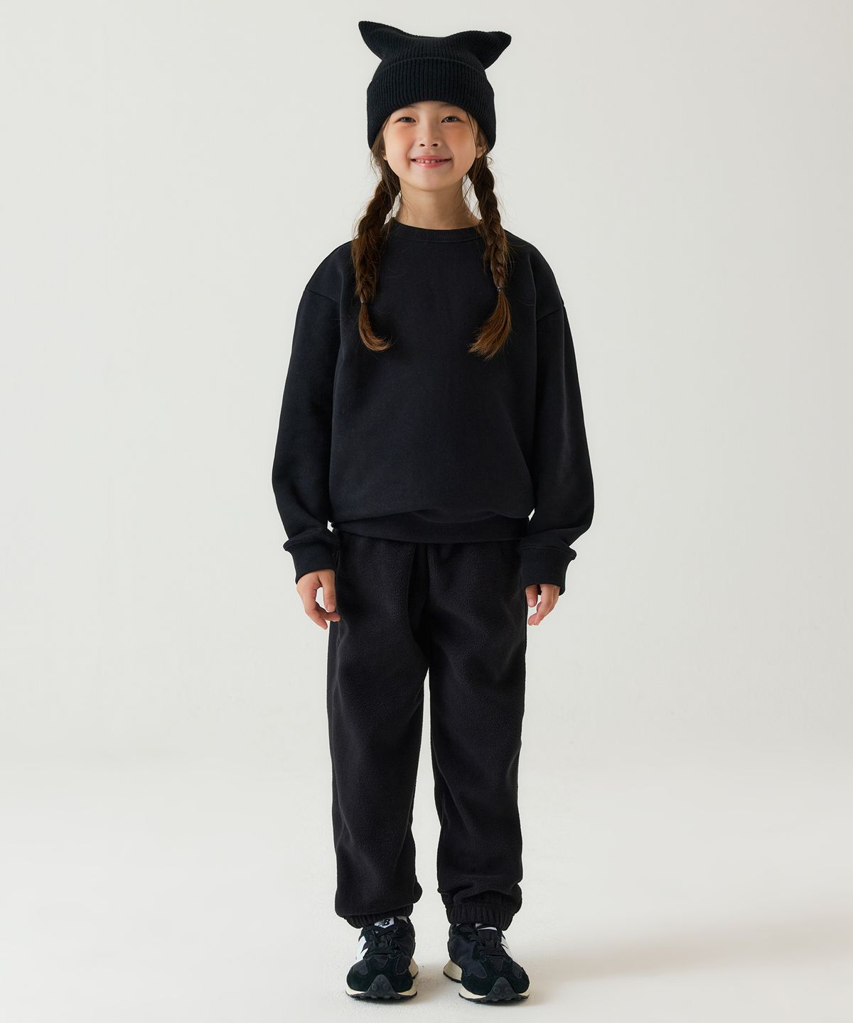 무신사 스탠다드 키즈(MUSINSA STANDARD KIDS) 기모 오버사이즈 스웨트셔츠 & 기모 스웨트 팬츠 [블랙]