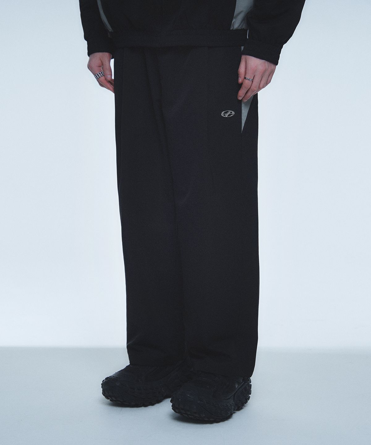 현피트(HYUNFIT) NLB SPORTY TRACK PANTS-[BLACK]