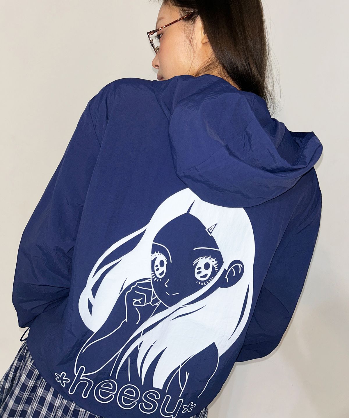 원더비지터(WONDERVISITOR) HEESU Hooded Windbreaker [Navy]