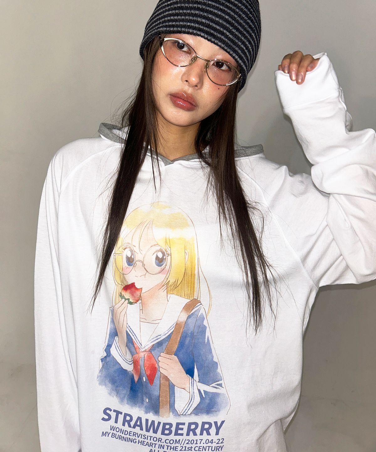 원더비지터(WONDERVISITOR) YURINA School Raglan Hooded-T [White]