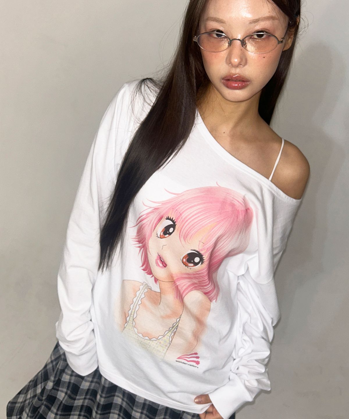 원더비지터(WONDERVISITOR) YURINA One shoulder T-shirt [White]
