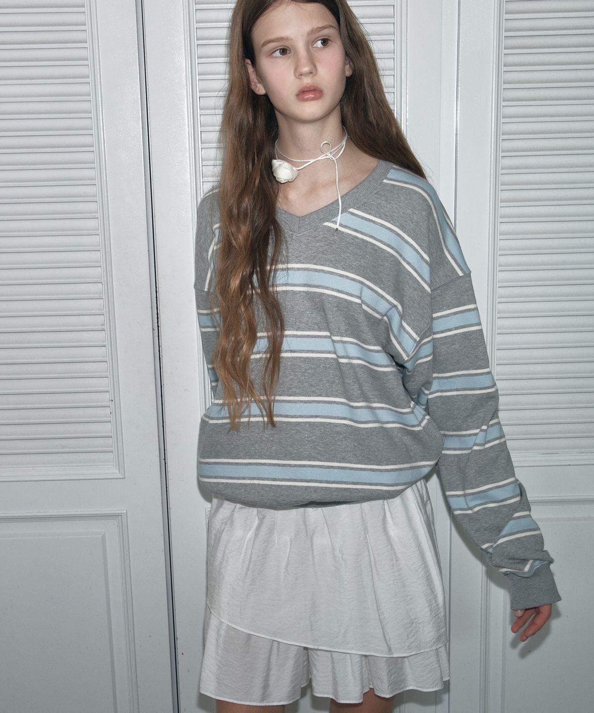 쏘이르(SO IR) STRIPE V NECK SWEATSHIRT - GRAY