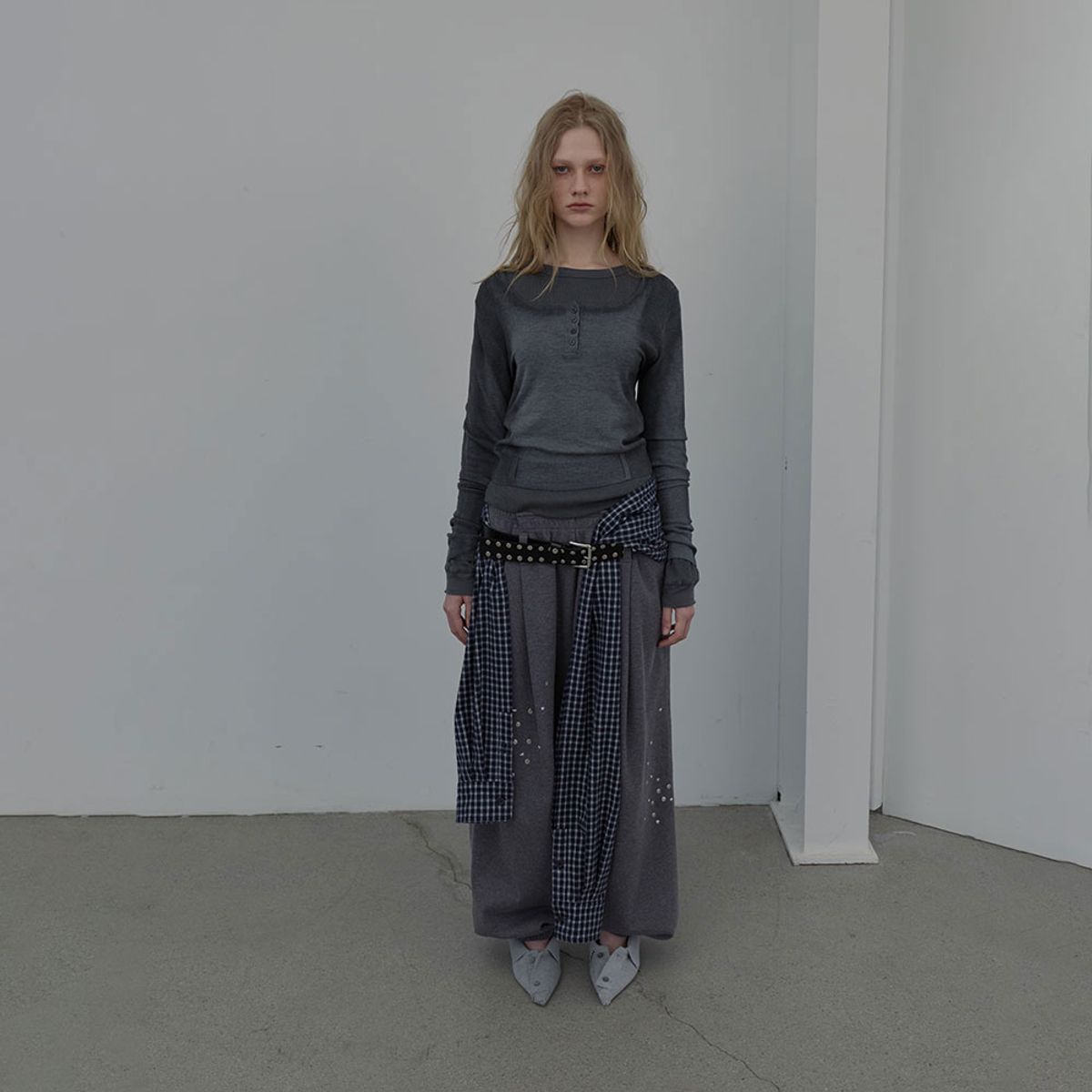 엘씨디씨티엠(LCDC™) SPRAY WASHED U-NECK KNIT TOP (MELANGE GREY)