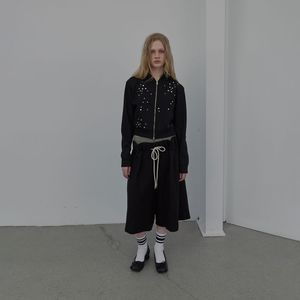 PLEATS DETAIL BERMUDA SHORTS (BLACK)