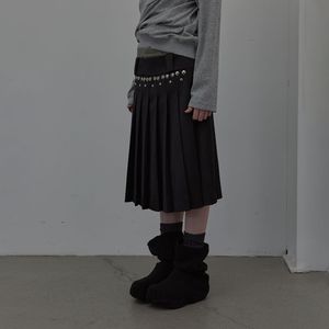 STUD PLEATED MIDI SKIRT (BLACK)