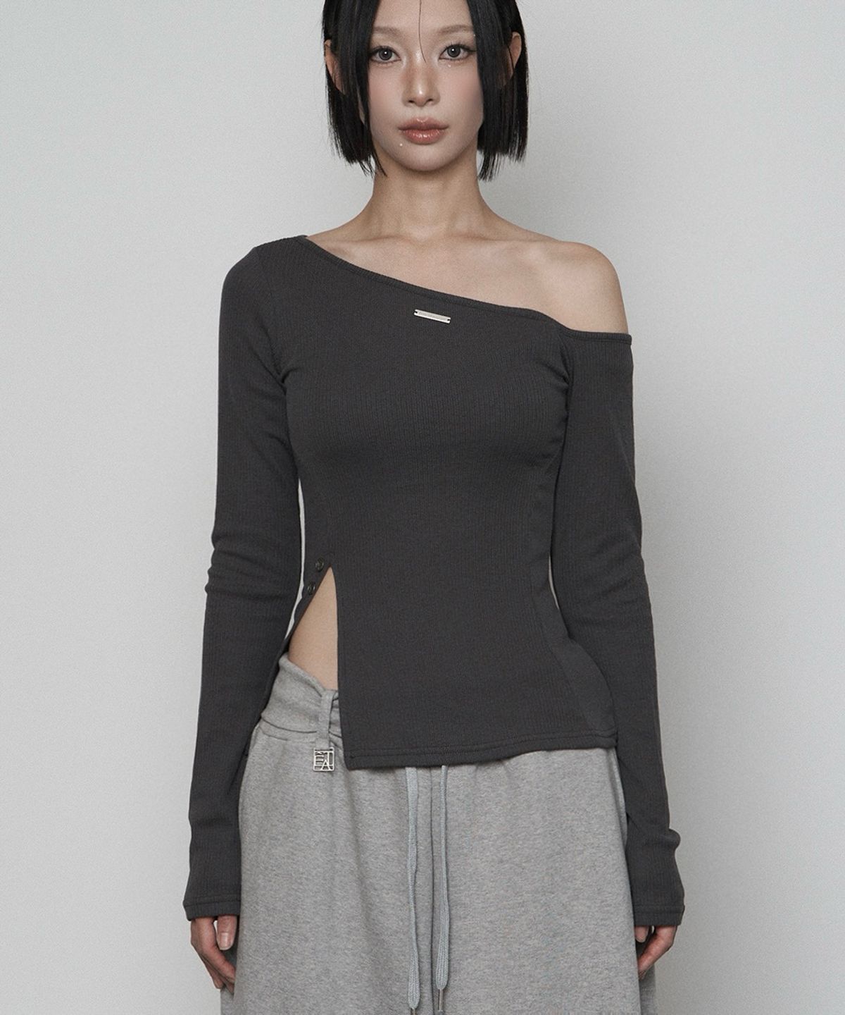 에트오소메(ETRE AU SOMMET) One-shoulder Basic Slit Long Sleeve (CHARCOAL)
