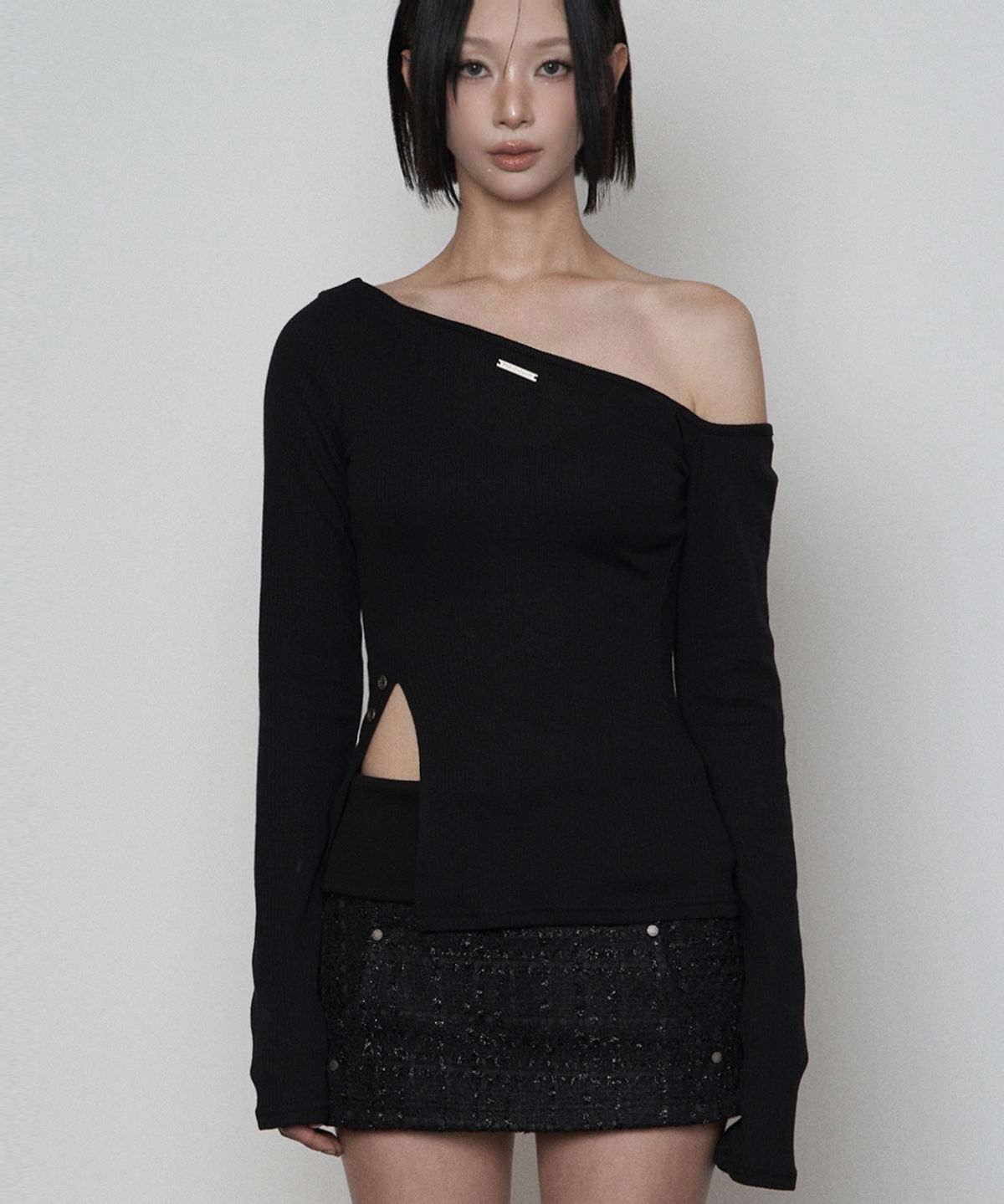 에트오소메(ETRE AU SOMMET) One-shoulder Basic Slit Long Sleeve (BLACK)