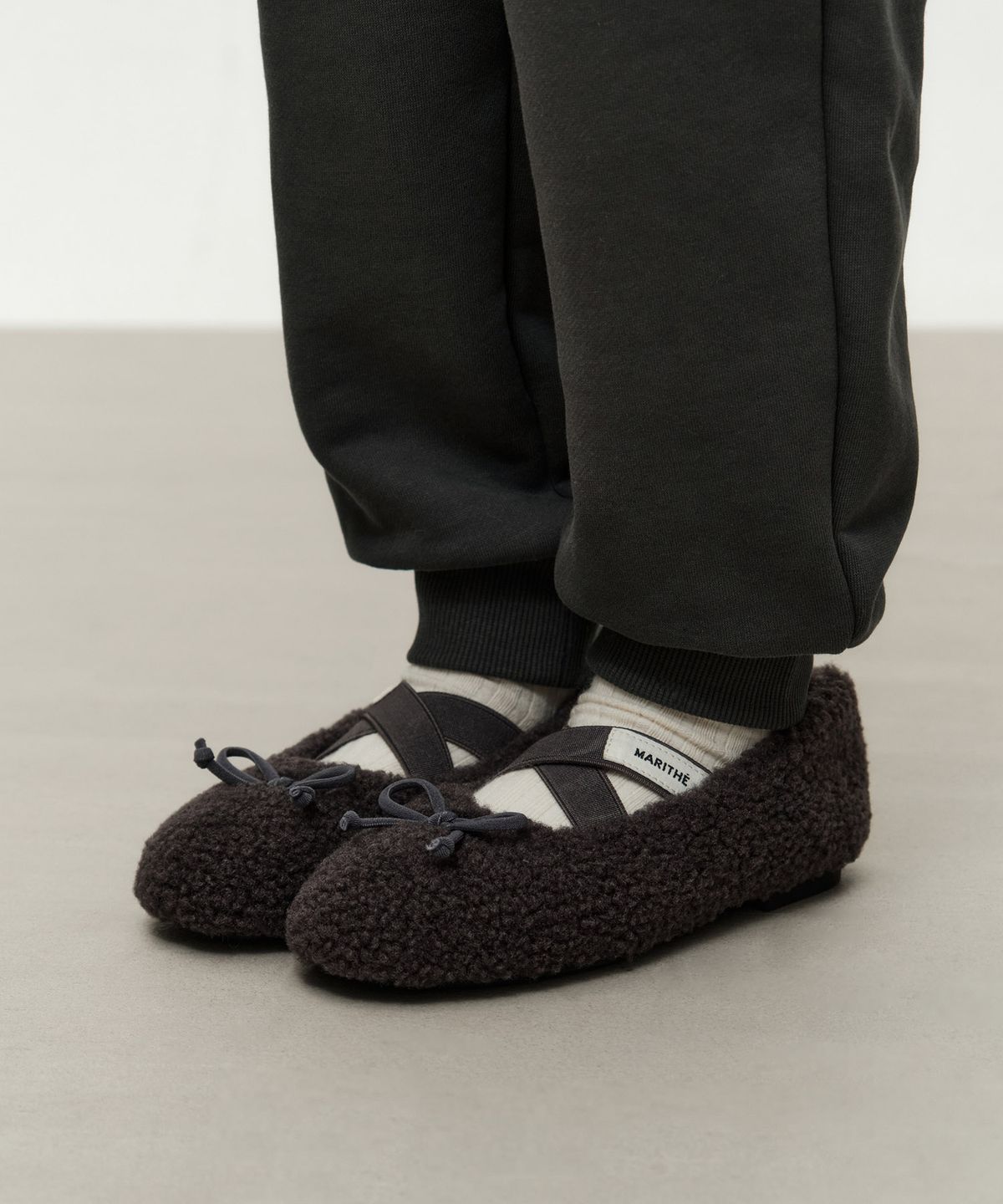 마리떼 키즈(MARITHÉ KIDS) KIDS CROSS BANDING SHEARLING FLAT SHOES charcoal