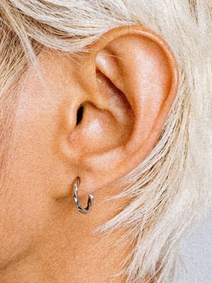 URM001 Twisted Hoop Earrings (Silver)