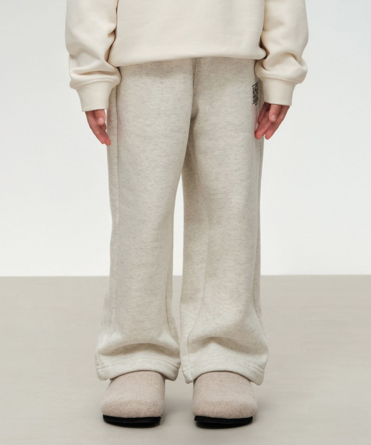 마리떼 키즈(MARITHÉ KIDS) KIDS CLASSIC LOGO STRAIGHT SWEAT PANTS (BRUSHED) oatmeal