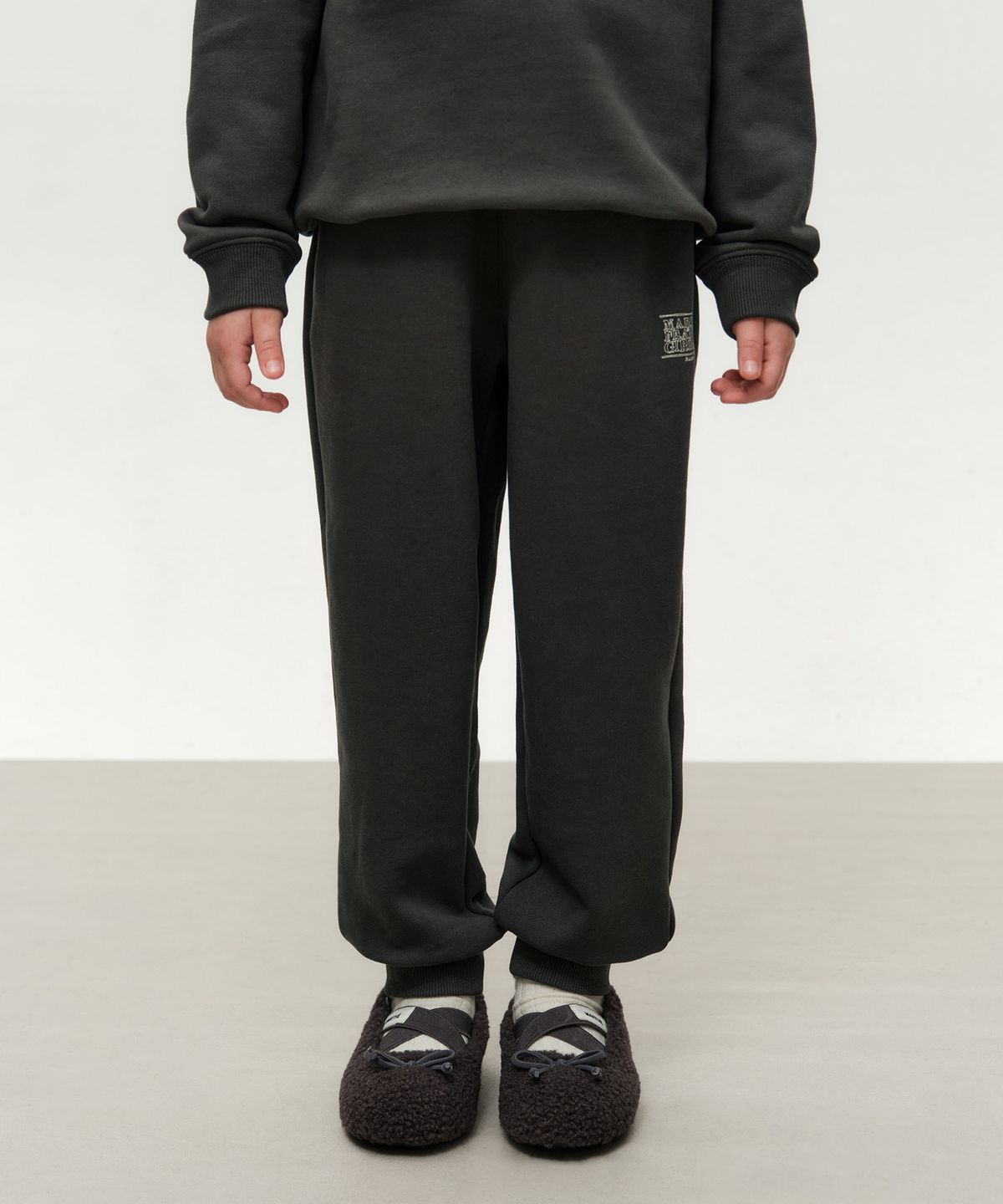 마리떼 키즈(MARITHÉ KIDS) KIDS DOODLE CLASSIC LOGO SWEAT PANTS (BRUSHED) charcoal