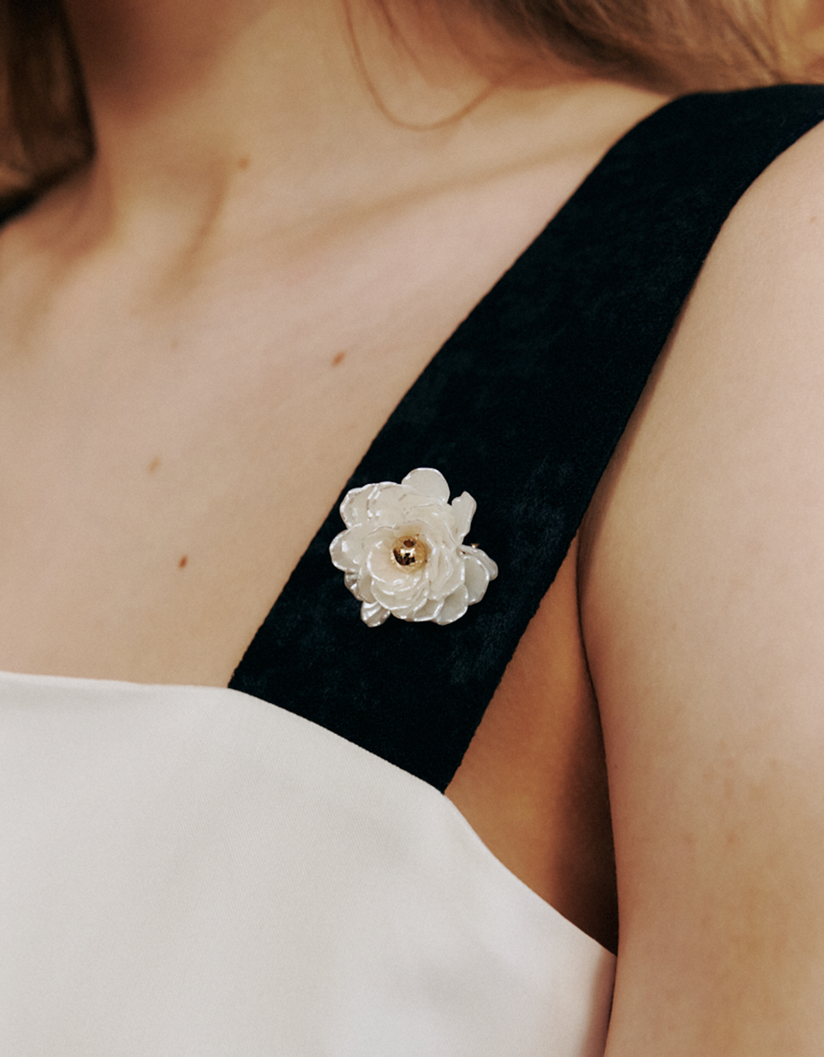 러브어스유(LOVEUSU) Essential Flower Brooch (White)