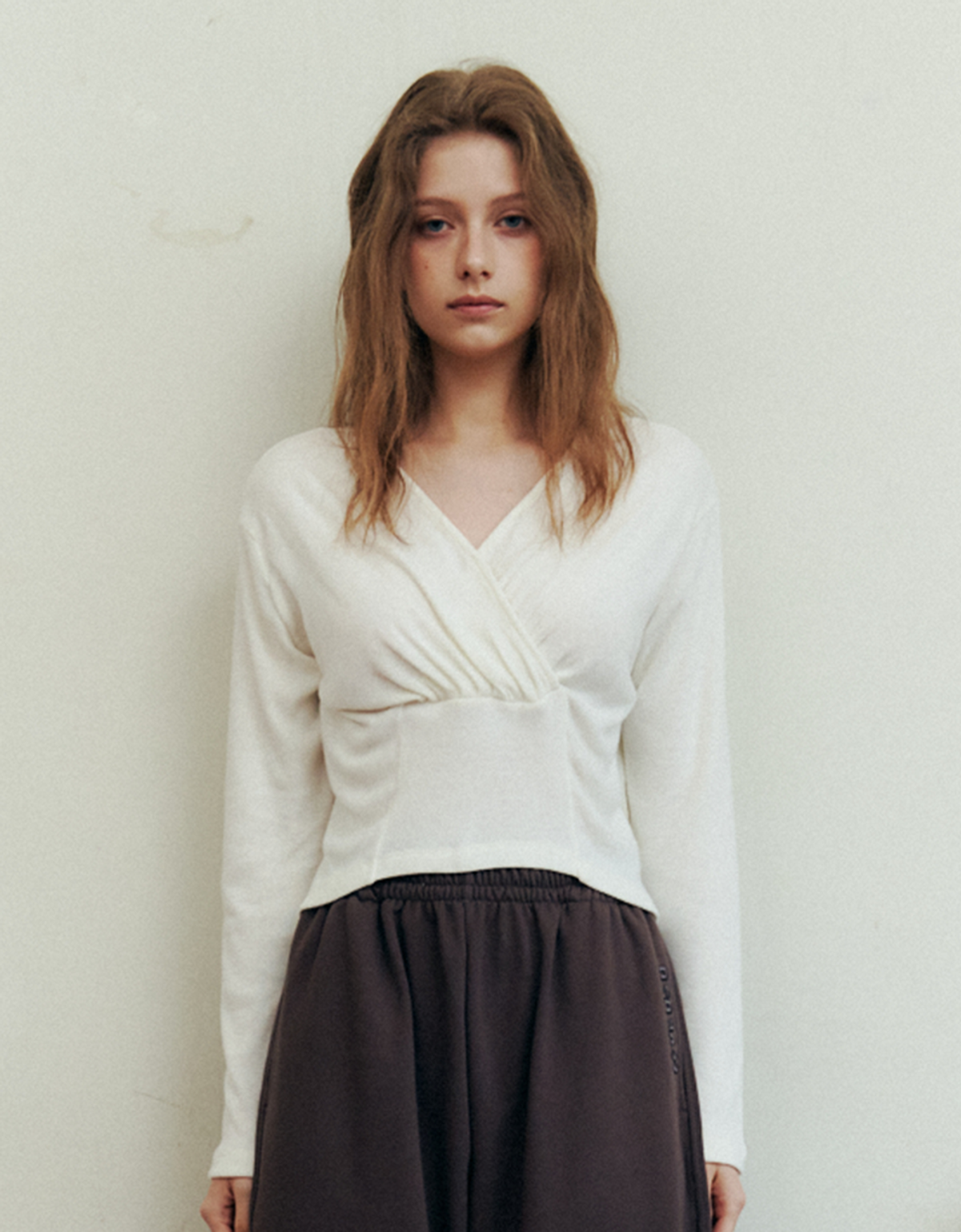 러브어스유(LOVEUSU) V-Neck Shirring T-Shirt (White)