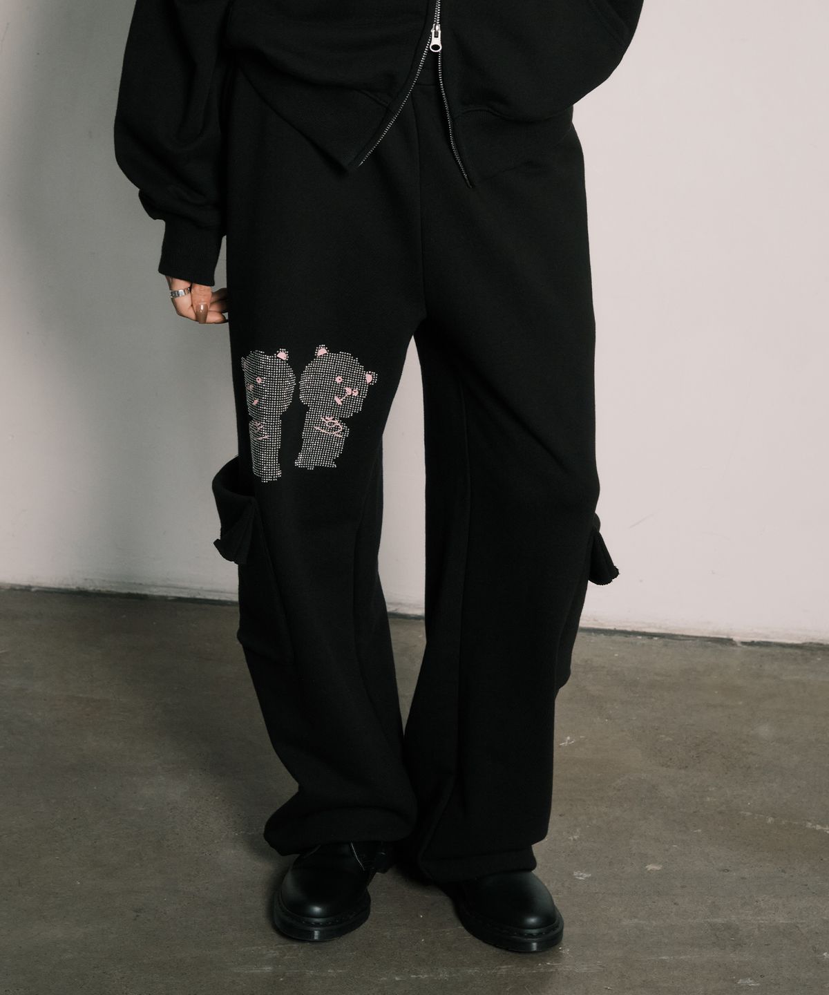 엔와이엑스엑스(NYXX) RHINESTONE DALGOMM JOGGER PANTS BLACK