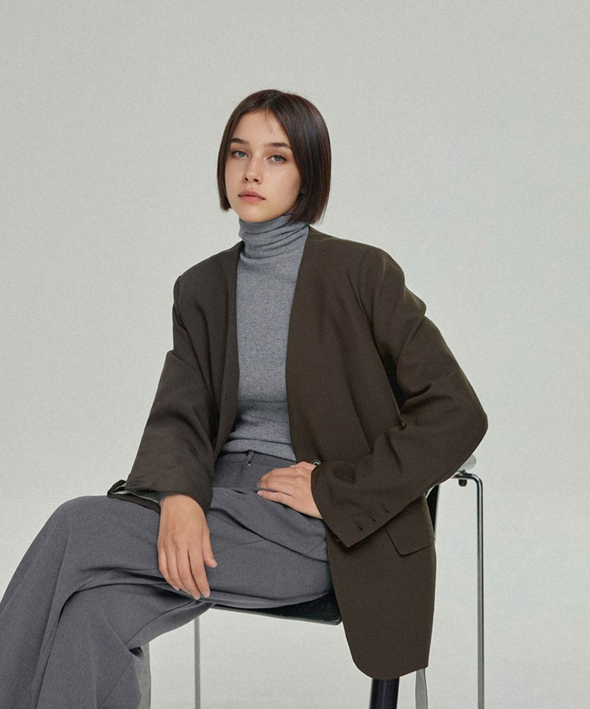 룸페커(ROOMPACKER) 어반 벨티드 노카라 배색 자켓_brown