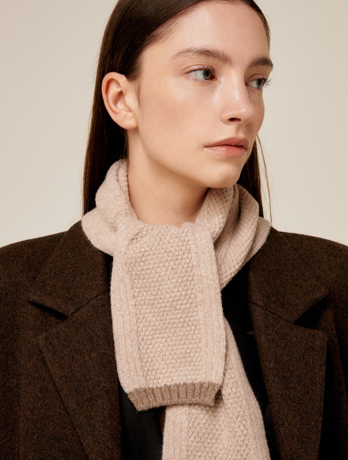 생럭슈(SAINTLUXURE) 울 쁘띠 롱 머플러 핑크베이지