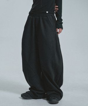 커브드 라인 다트 벌룬 스웨트팬츠 - 블랙